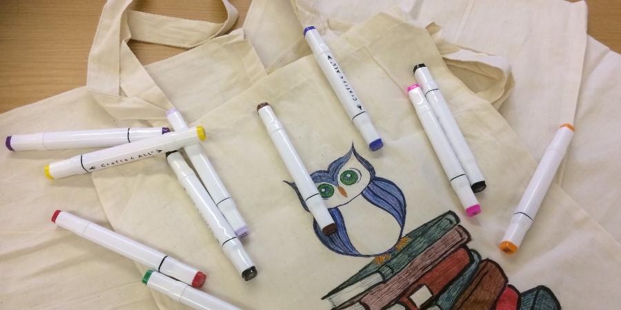 Tote bag and colouring pens.