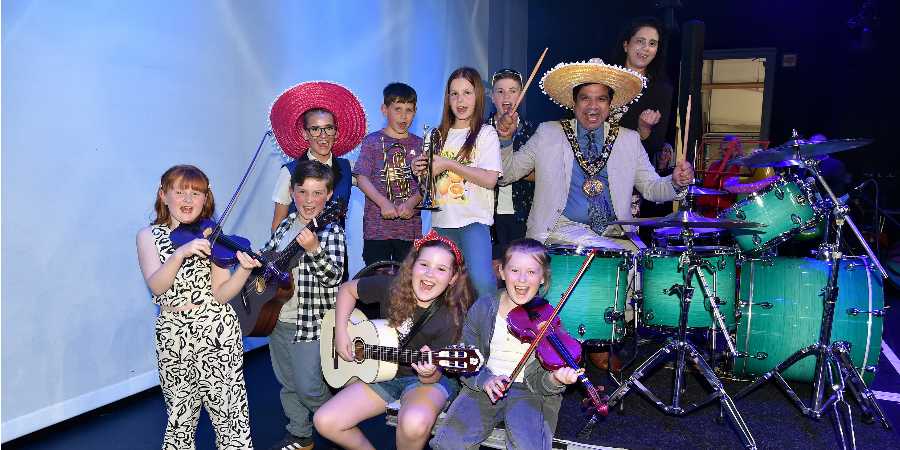 Mayor and mayoress with musicians.