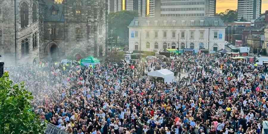 Feel Good Festival crowd in Town Hall Square.