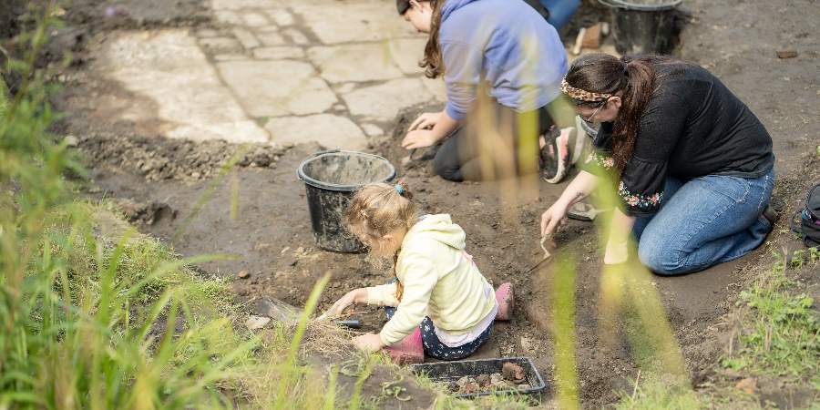 Families attending a digsite.