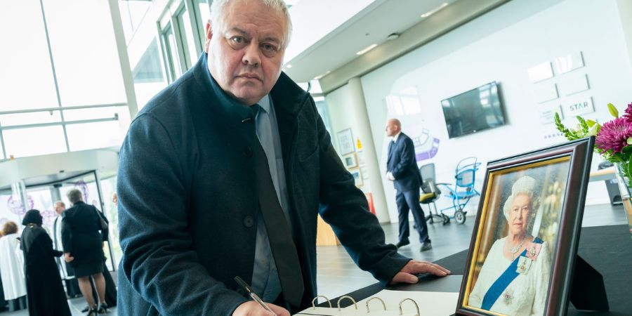 Councillor Neil Emmott, Leader of the Council,  signing the book of condolence for Her Majesty Queen Elizabeth II.