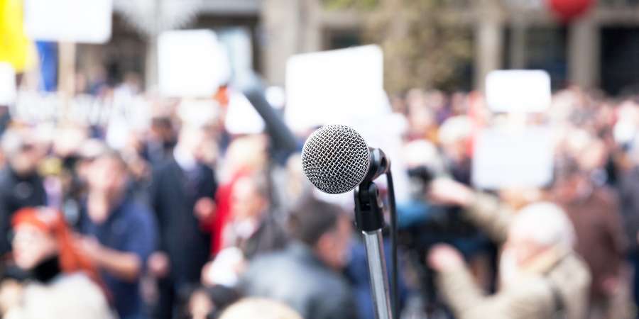 Vacant microphone in front of a crowd.