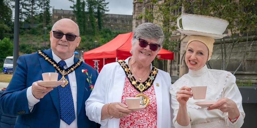 Mayors consort, mayor Councillor Janet Emsley and performer from Tea Club.