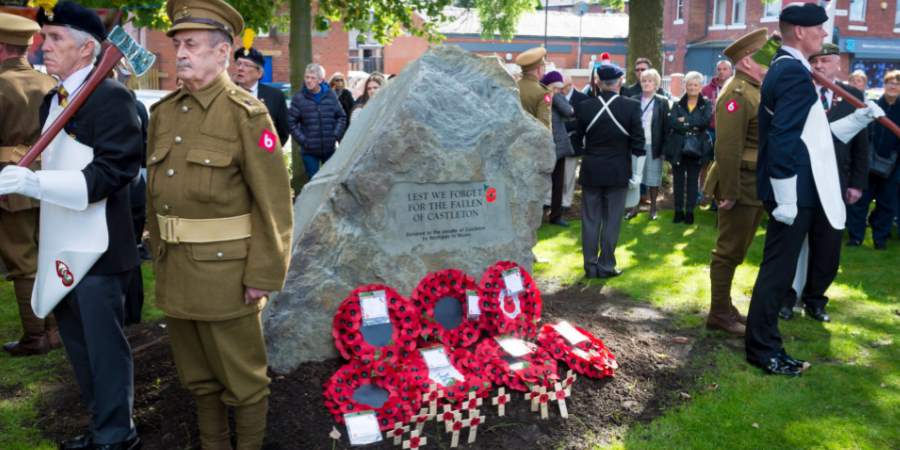 Armed Forces members standing to attention at the Castleton Memorial.