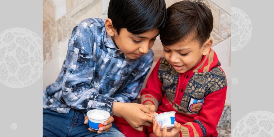 2 brothers sharing ice cream.